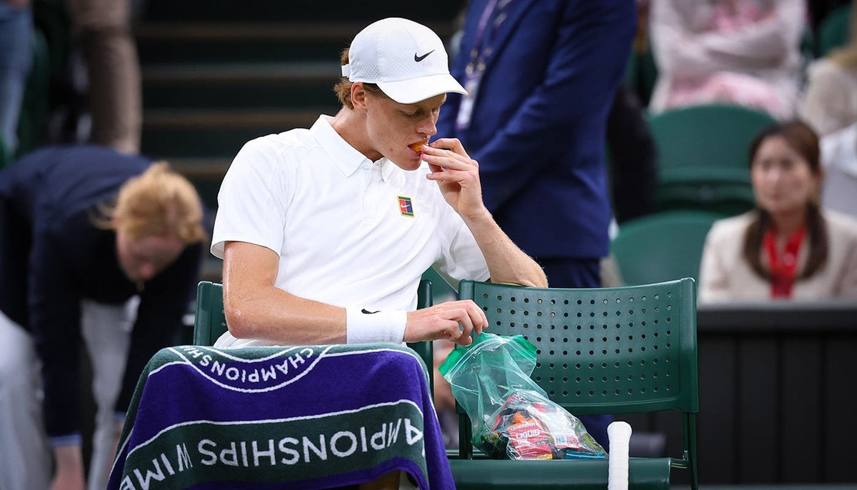 Jannik Sinner – Wimbledon 2025: občerstvenie pri výmene strán