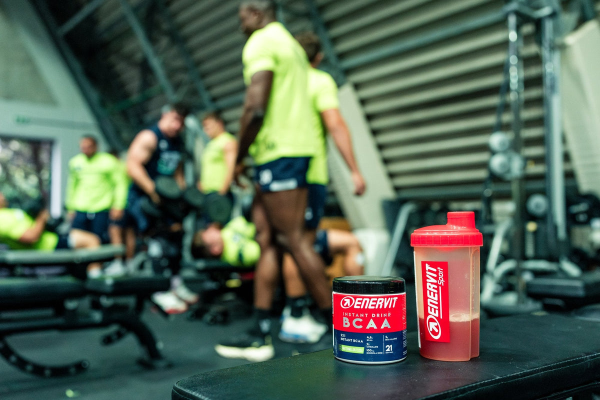 ENERVIT BCAA Instant Drink a shaker v posilňovni