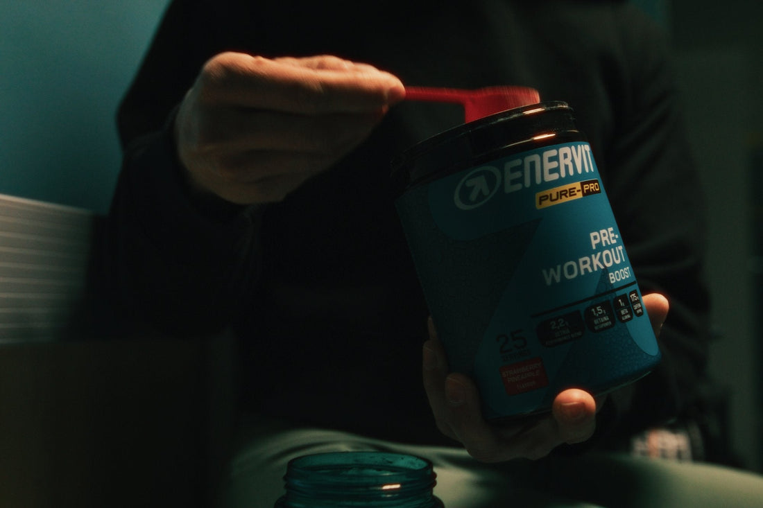 ENERVIT PRE-Workout Boost s odmerkou pred tréningom