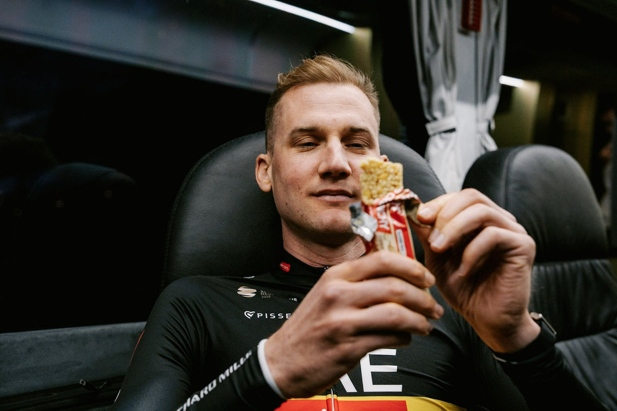 Cyklista UAE Team Emirates XRG je tyčinku ENERVIT Power Crunchy