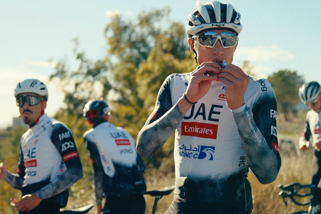 Cyklisti UAE Team Emirates XRG jedia tyčinky počas zastávky na tréningu