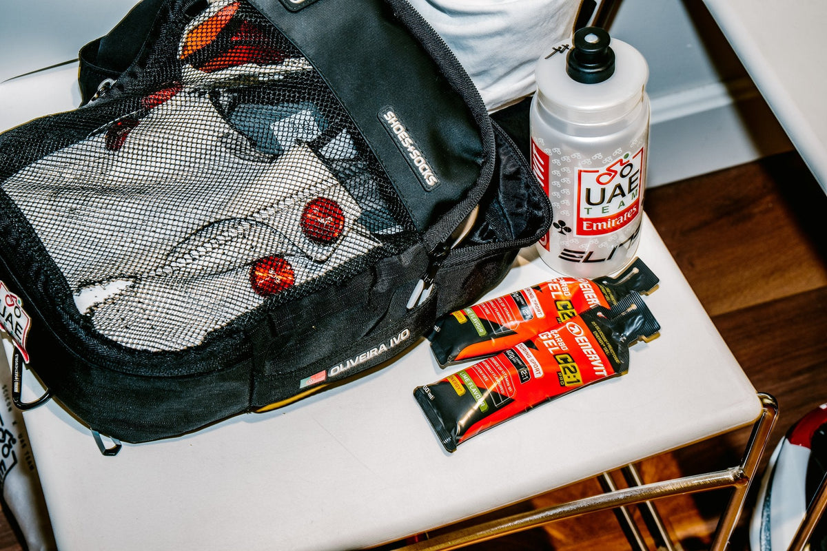 Gély ENERVIT Carbo Gel C2:1 a fľaša pri taške cyklistu UAE Team Emirates XRG