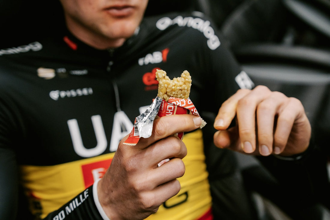 Cyklista UAE Team Emirates XRG je tyčinku ENERVIT Power Crunchy Bar