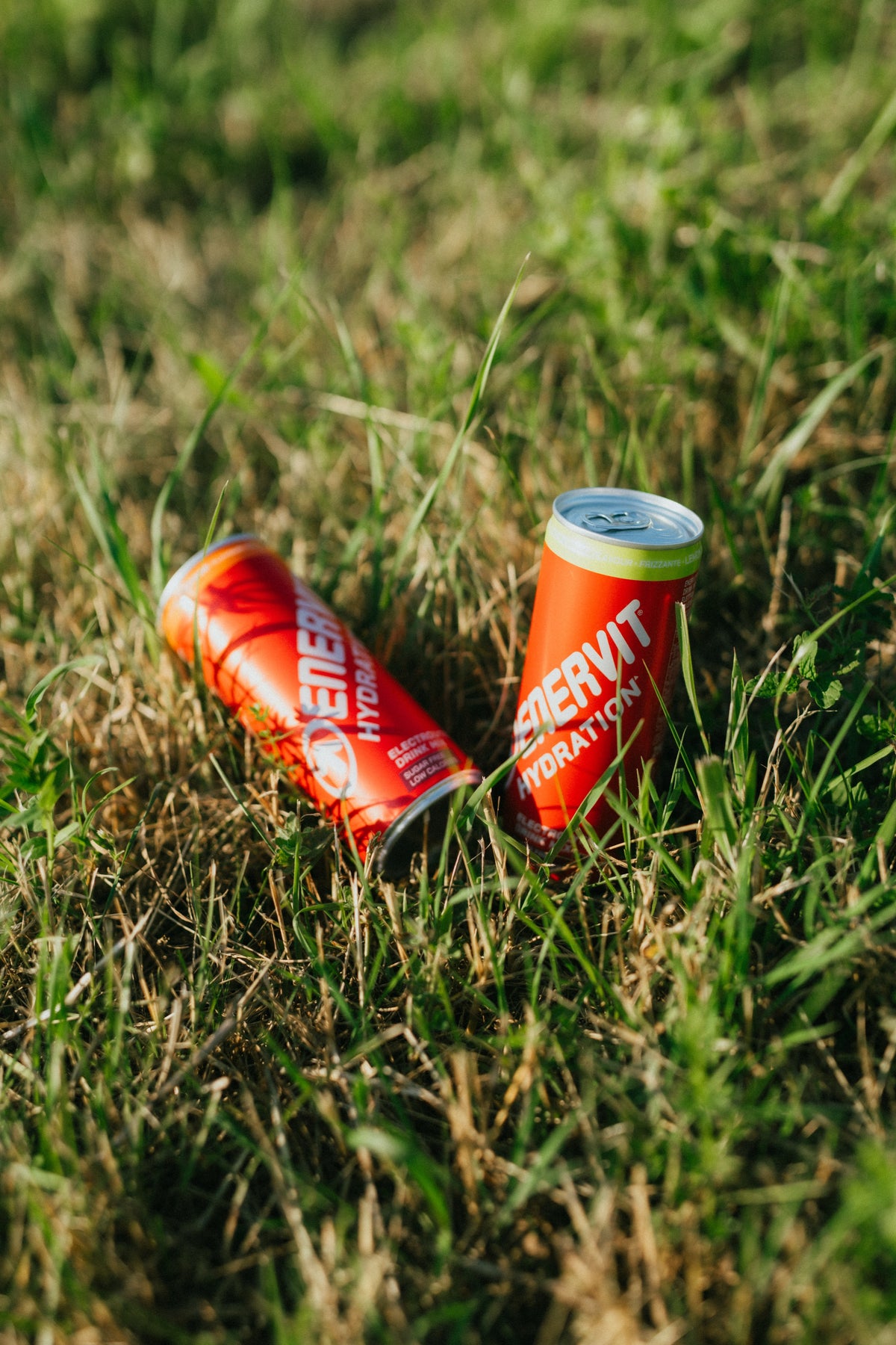 Enervit Hydration – plechovky 250 ml v tráve, citrón-limetka a pomaranč