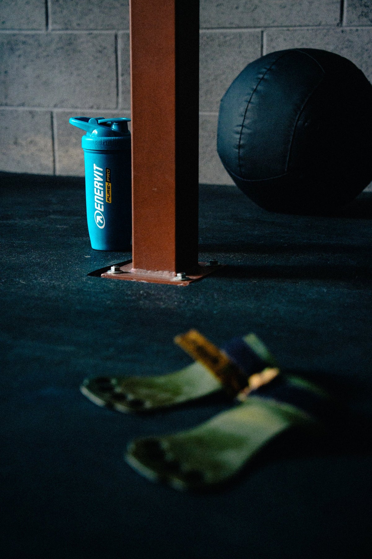 ENERVIT Shaker Reforce 700 ml v posilňovni