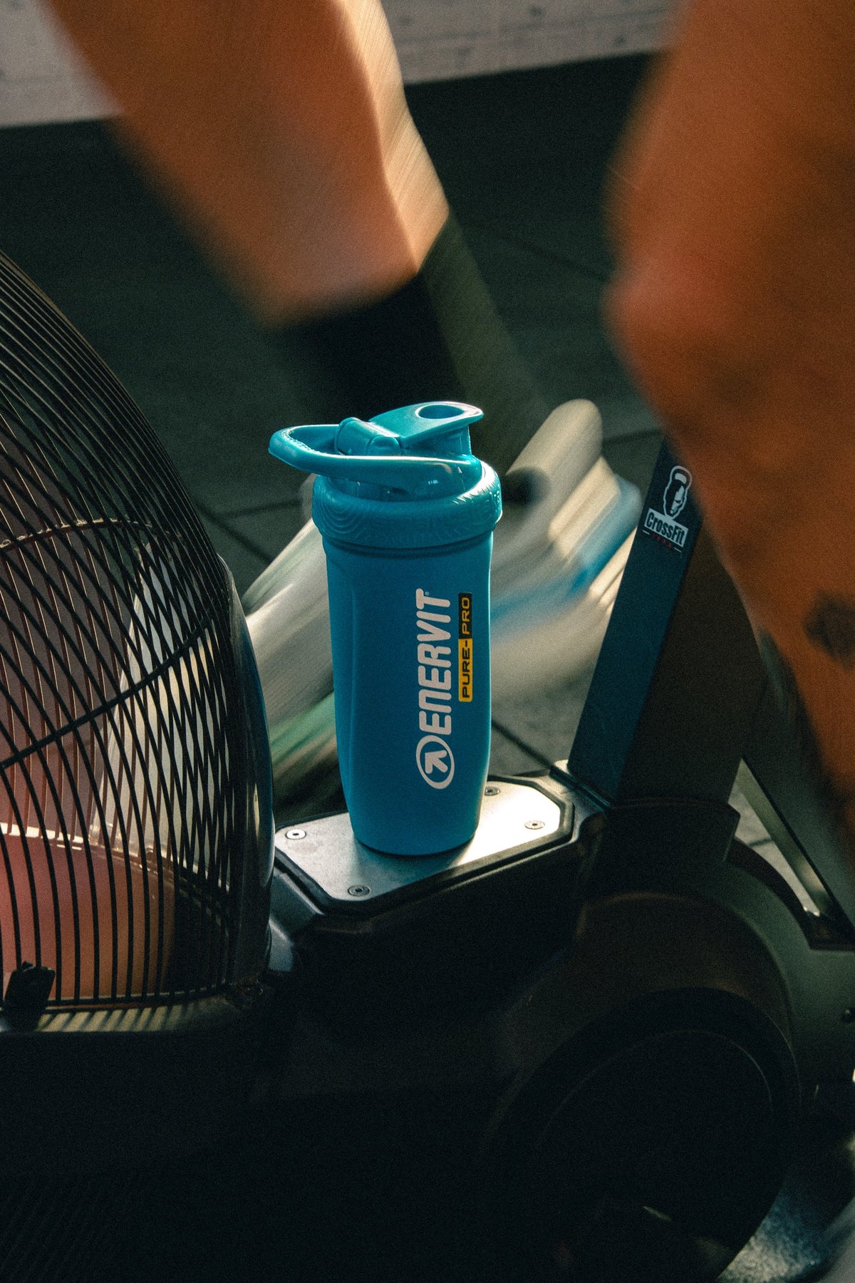 ENERVIT Shaker Reforce 700 ml na trenažéri v posilňovni