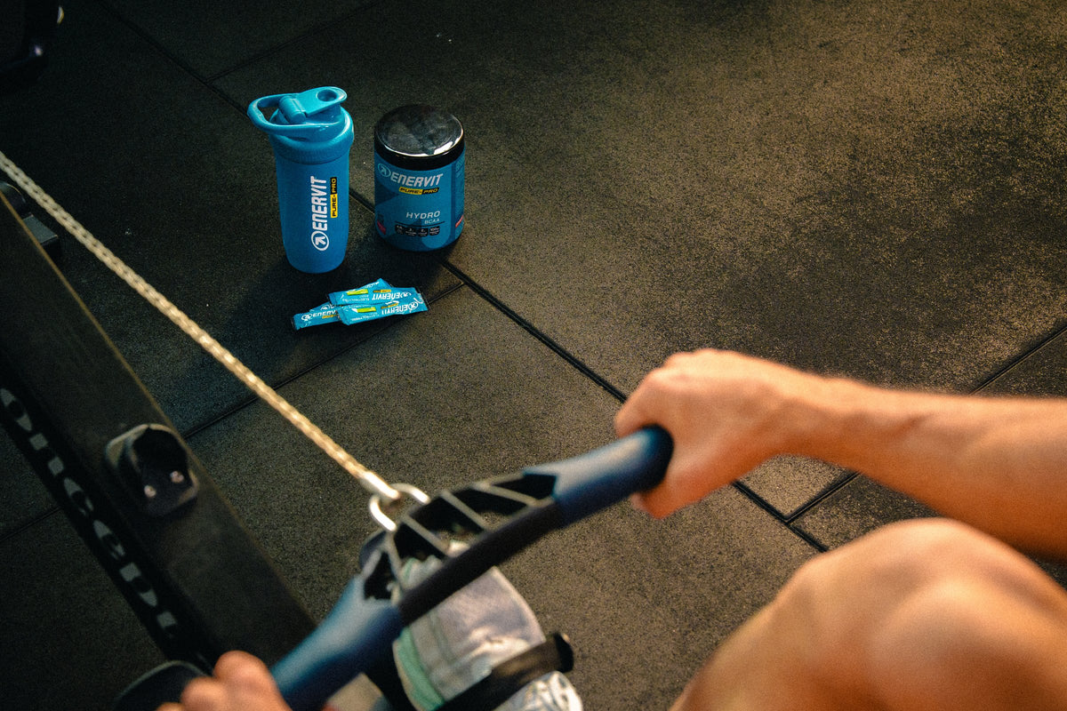 ENERVIT Shaker Reforce 700 ml pri veslovacom trenažéri